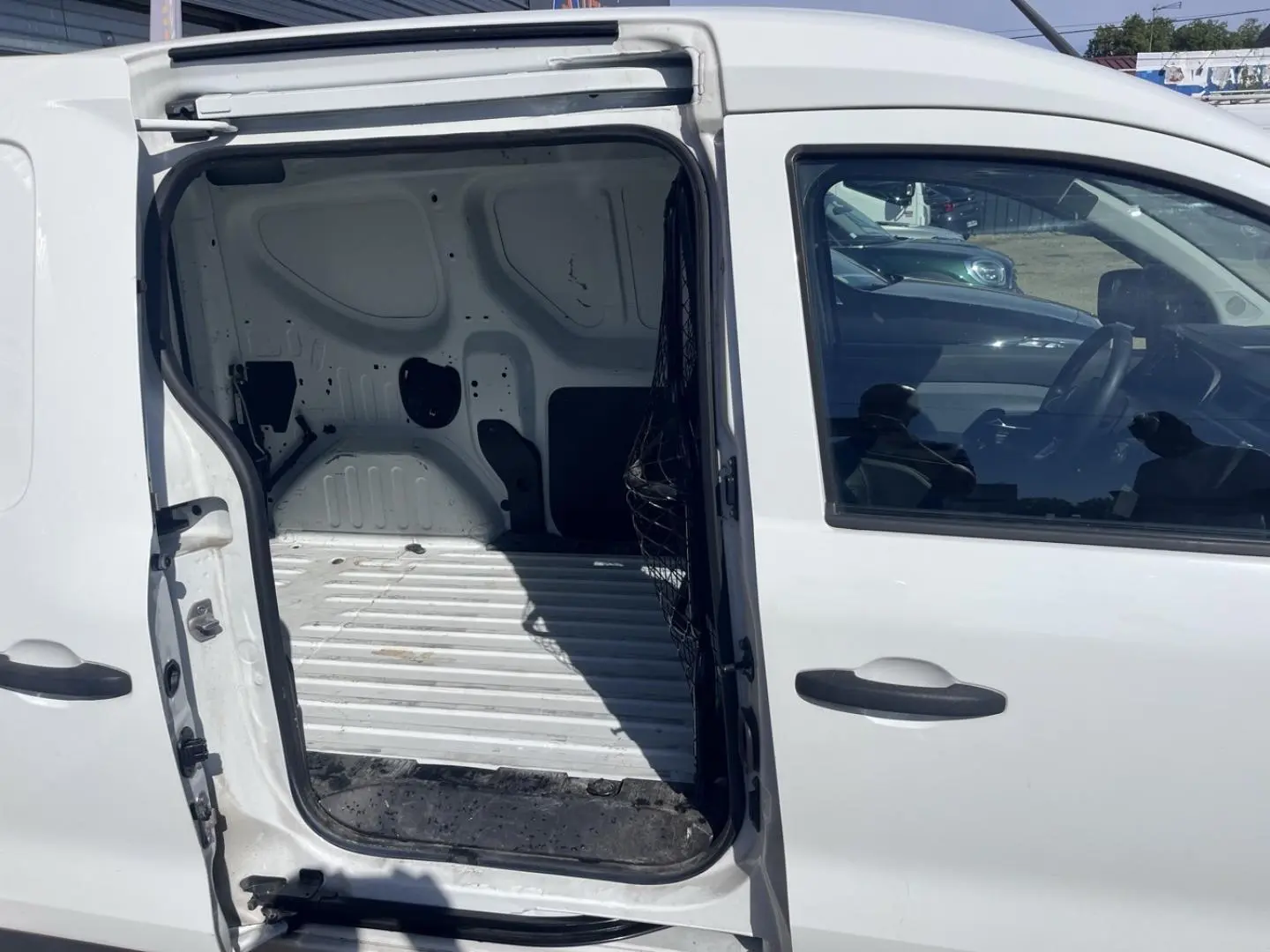 Vue latérale gauche du Renault Express Van blanc Glacier avec porte coulissante ouverte dévoilant l’espace de chargement vide.