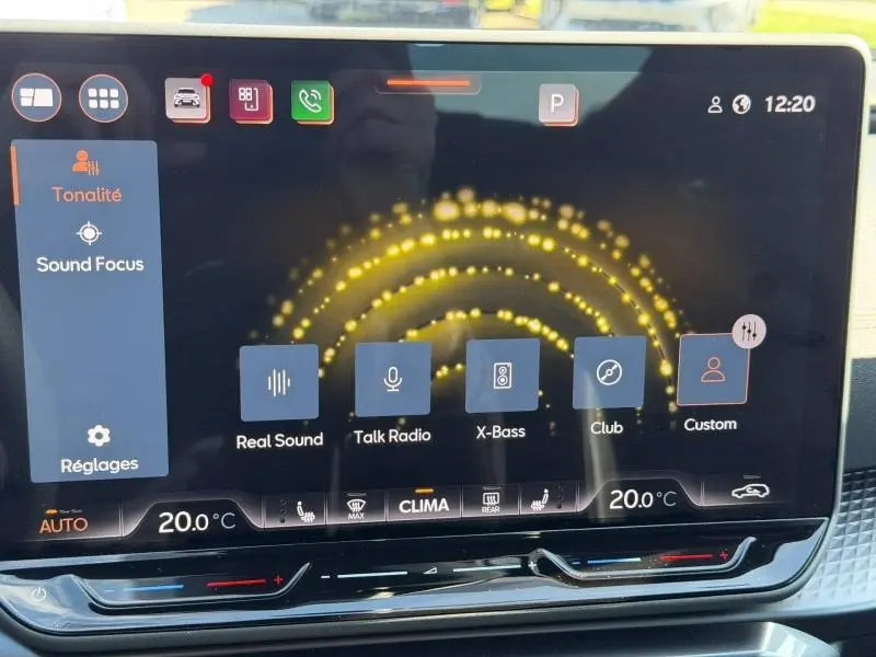 Écran tactile intérieur du CUPRA Formentor 2025 affichant les réglages audio avec interface moderne et fond lumineux jaune.