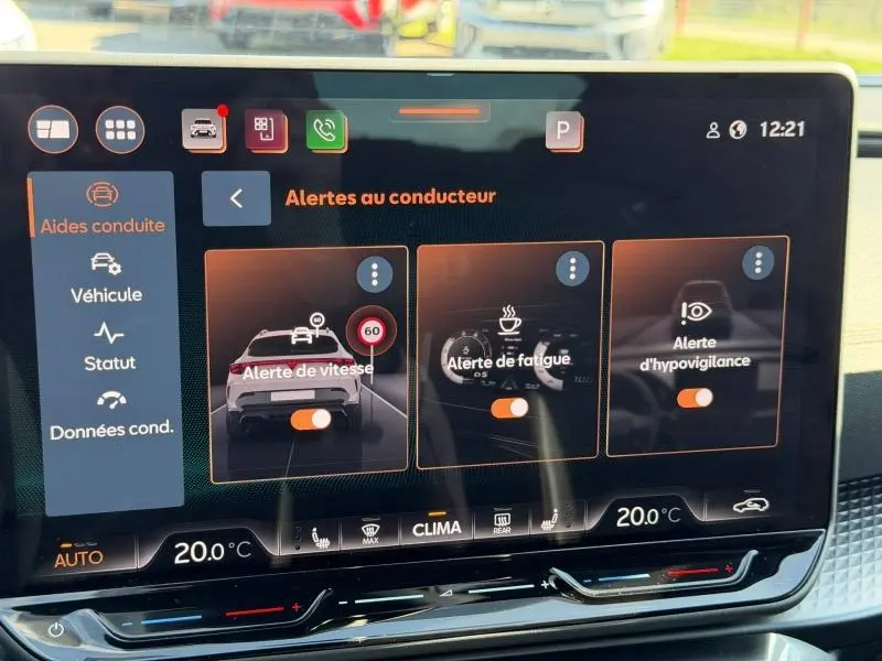 Écran tactile intérieur du CUPRA Formentor 1.5 eTSI Hybrid 2025 affichant les alertes au conducteur, vue frontale du tableau de bord.