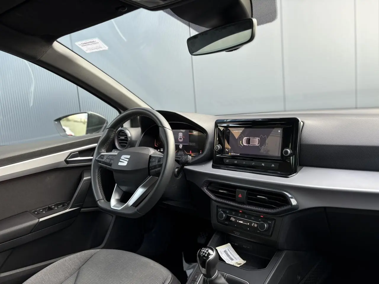 Intérieur de la SEAT Ibiza TSI 115 Xcellence 2025 vu côté conducteur, volant cuir multifonction et écran tactile central.