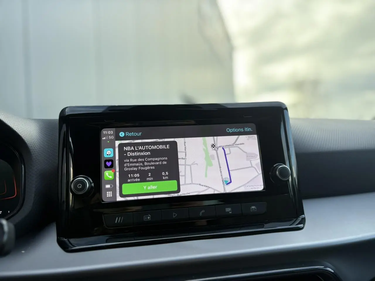 Écran tactile central du tableau de bord de la SEAT Ibiza TSI 115 Xcellence 2025 affichant un itinéraire GPS.