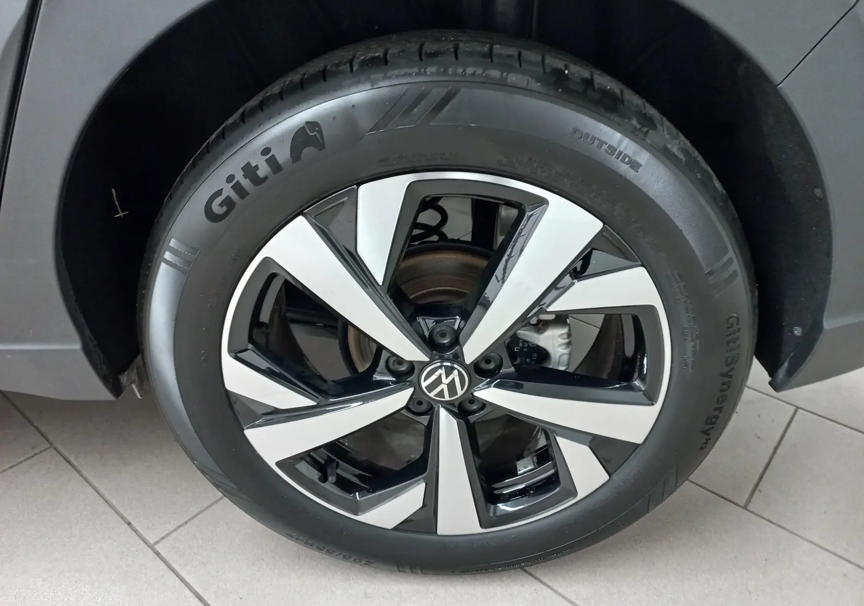 Gros plan sur la jante alliage 17 pouces Aberdeen bicolore noir et argent du Volkswagen Taigo gris cendré, côté arrière droit.