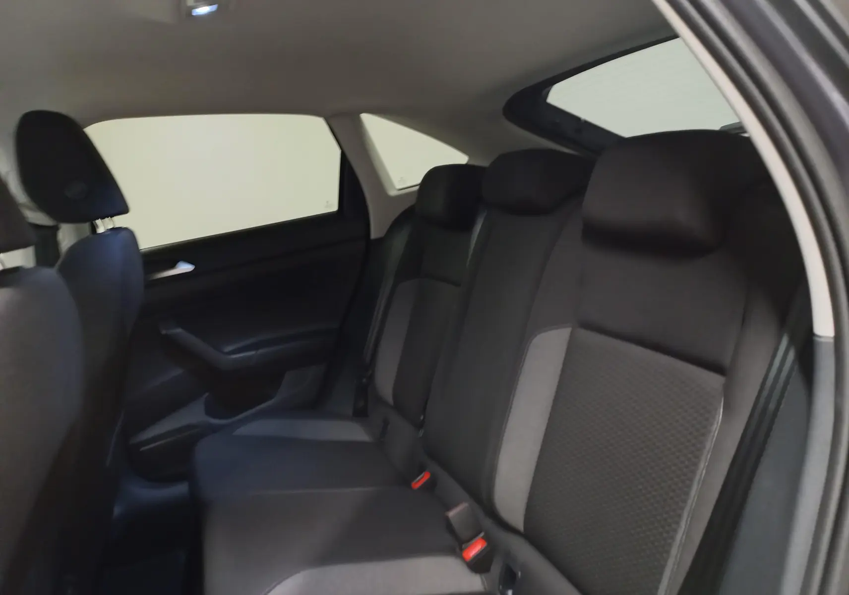 Vue intérieure côté droit des sièges arrière noirs et gris du Volkswagen Taigo 2025, version VW Edition.