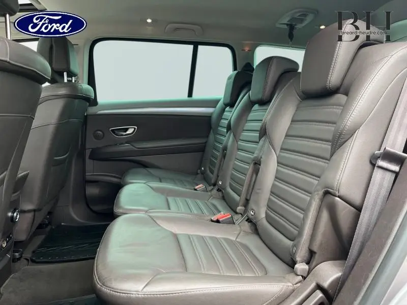 Vue intérieure côté droit sur les trois sièges individuels en cuir brun foncé du Renault Espace 2017 Gris Cassiopée.