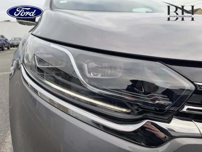 Gros plan sur le phare avant gauche gris Cassiopée du Renault Espace 2017 avec détails chromés et LED intégrées.