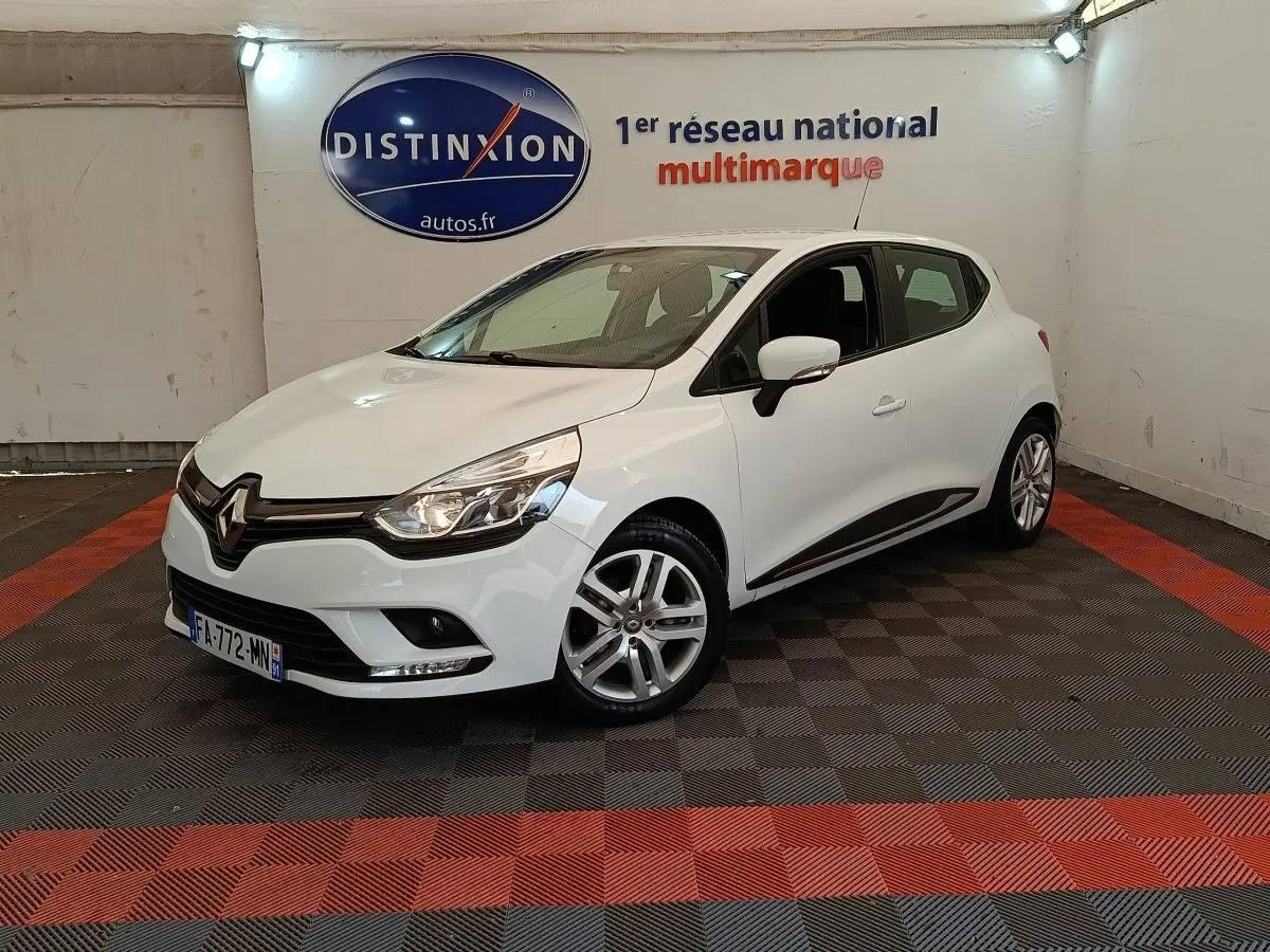 Renault Clio Business dCi 75 blanc vue 3/4 avant droit, avec feux LED et jantes alliage dans un showroom.