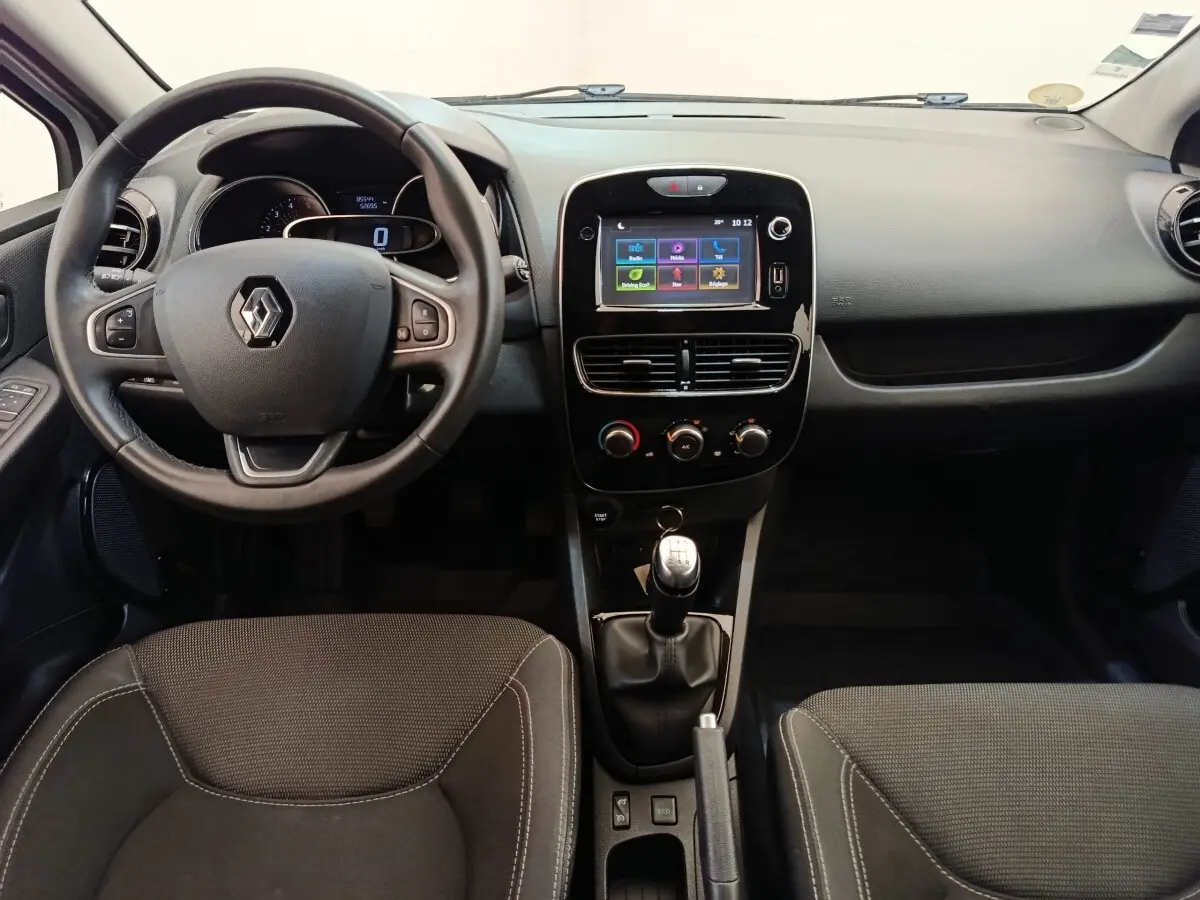 Vue intérieure frontale de la Renault Clio Business dCi 75 2018, volant cuir multifonctions et écran tactile central.