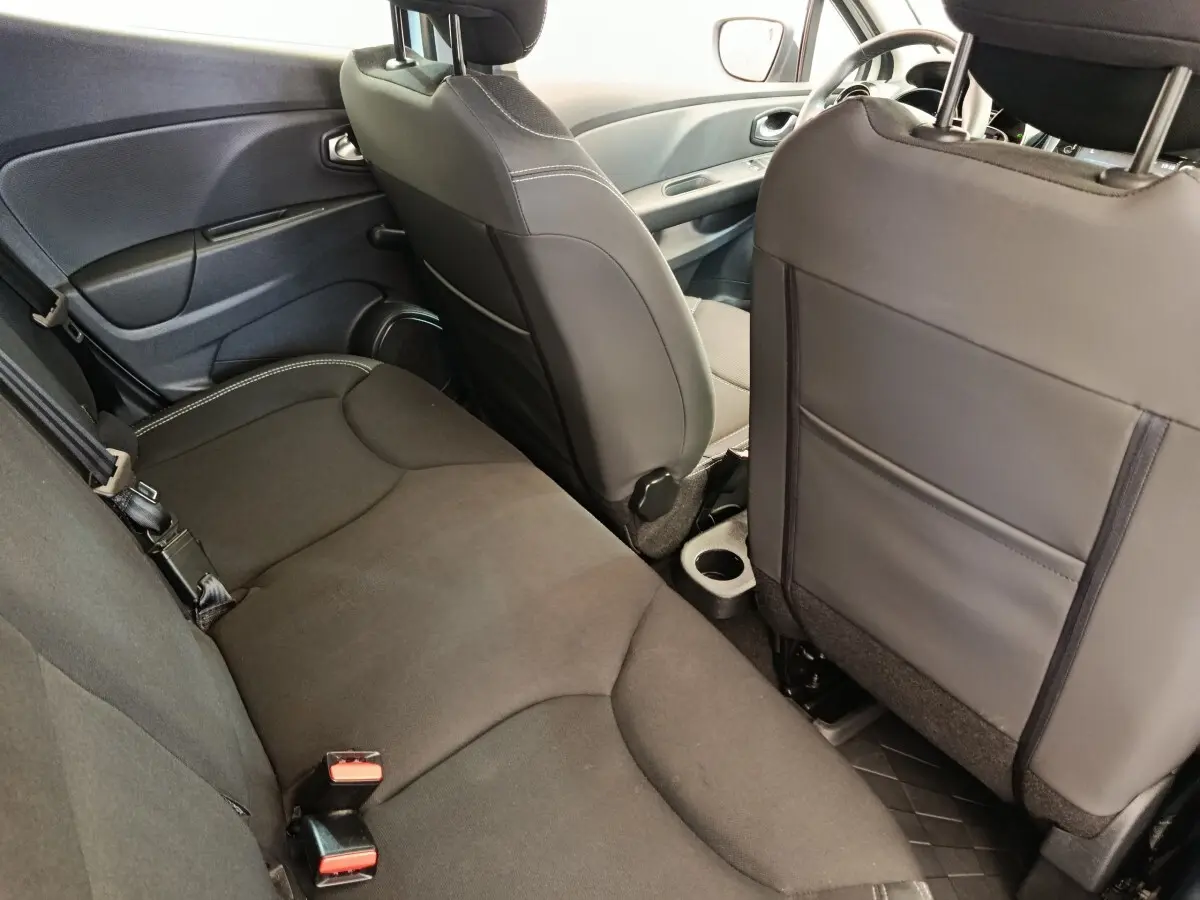 Vue intérieure arrière de la Renault Clio Business dCi 75 2018, sièges tissu noirs et dos de sièges avant en cuir.