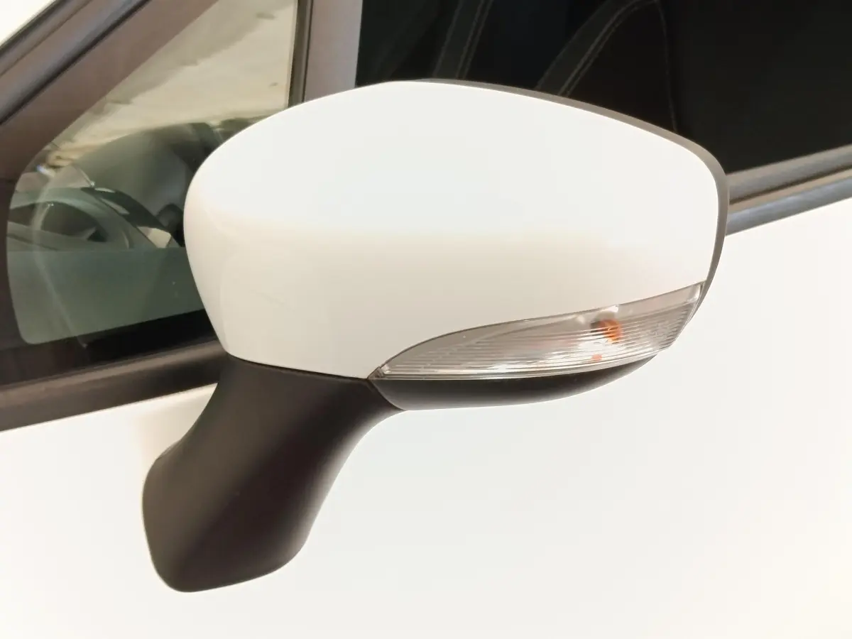Rétroviseur droit blanc de Renault Clio Business 2018 avec clignotant intégré, vue rapprochée sur fond blanc.