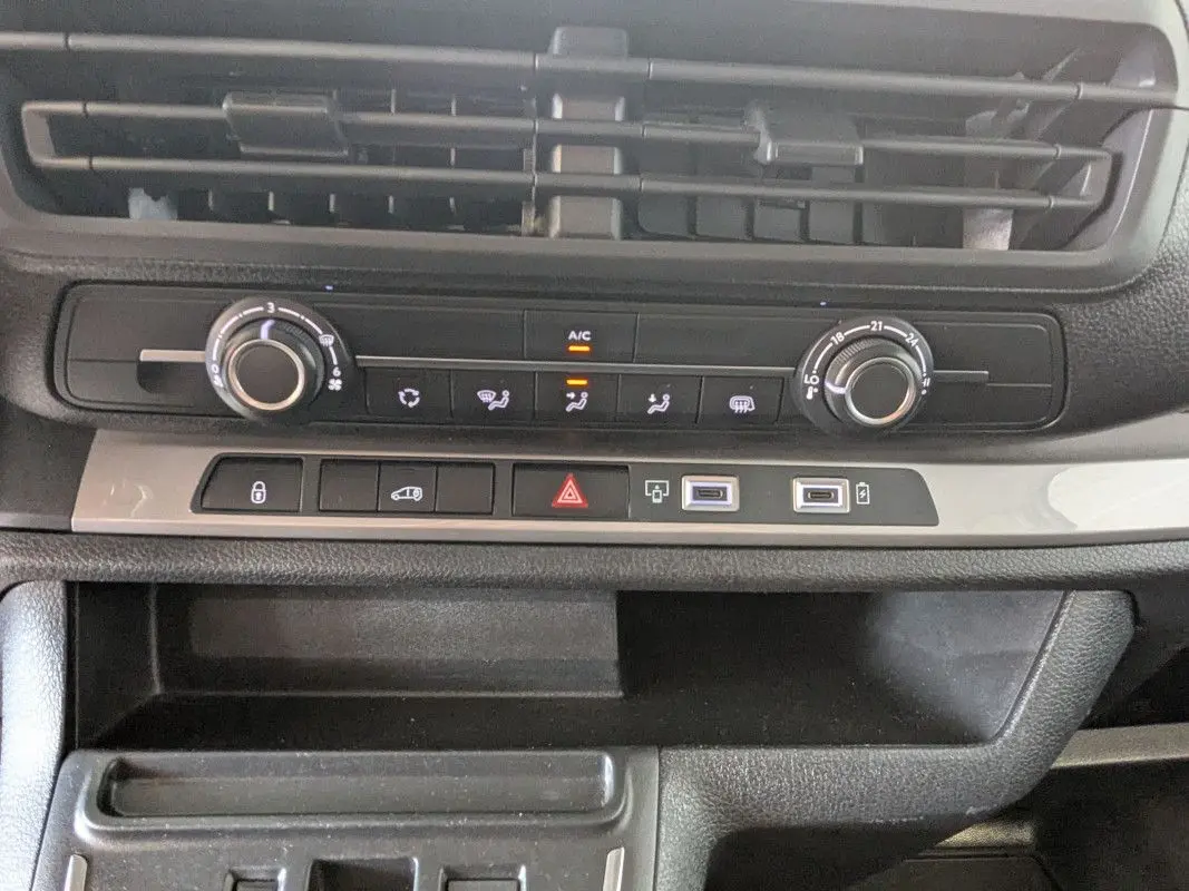 Détail de la console centrale du Fiat Scudo Fourgon blanc 2025 montrant les commandes de climatisation et les ports USB.