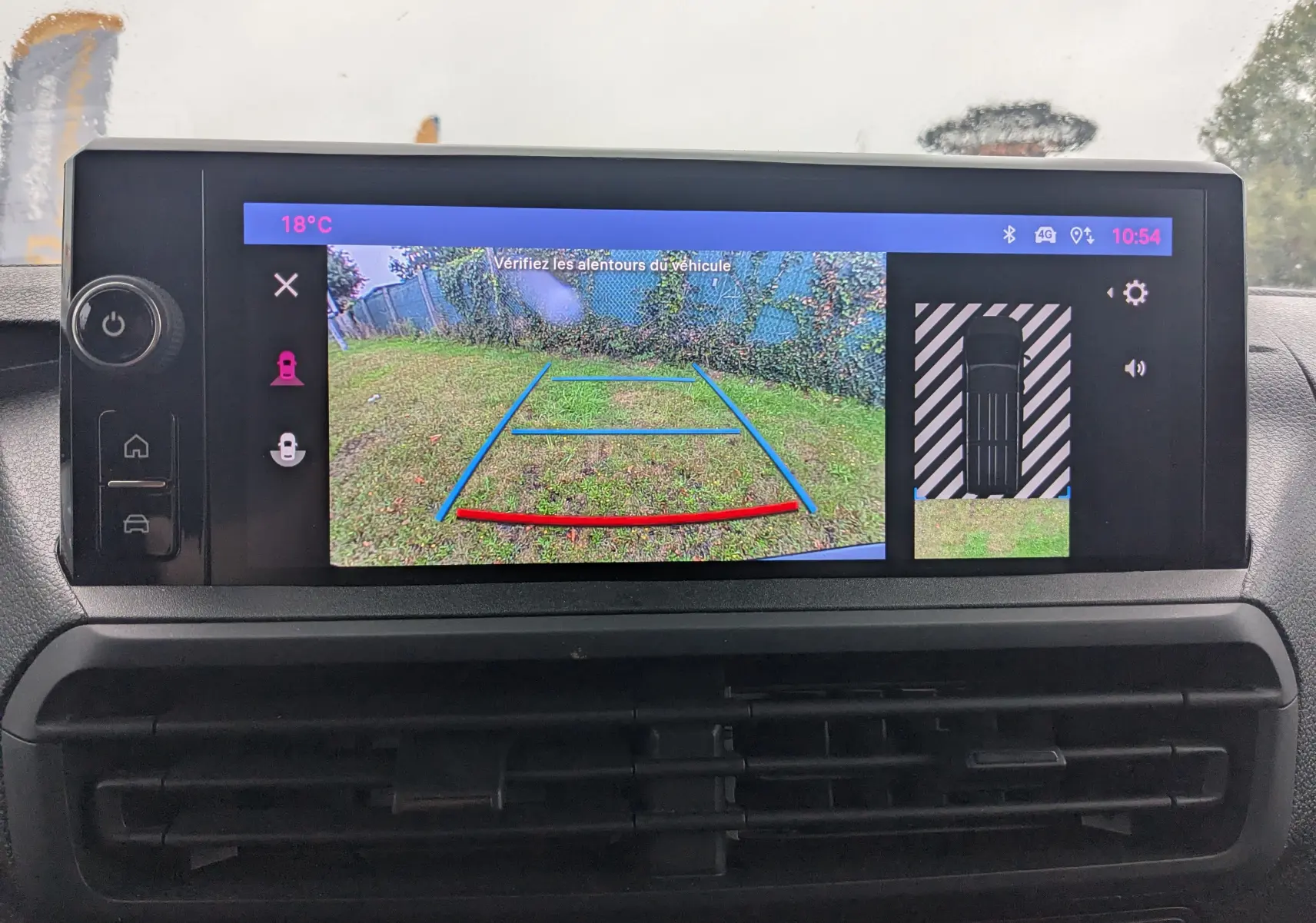 Écran tactile intérieur montrant la caméra de recul et l'aide au stationnement du Fiat Scudo Fourgon blanc 2025.