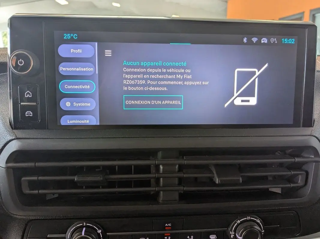 Écran tactile couleur HD de 10 pouces du tableau de bord du Fiat Scudo Fourgon XL 145 blanc, affichant le menu connectivité.