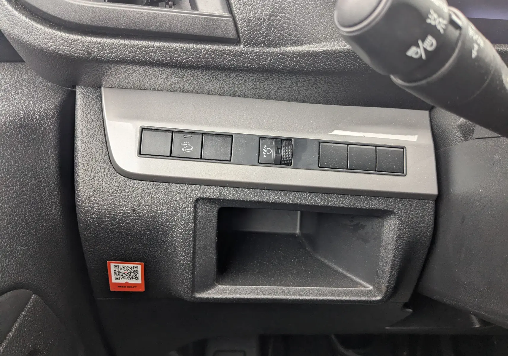 Détail intérieur côté gauche du tableau de bord noir du Fiat Scudo Fourgon XL 145 EAT8 avec commandes et rangement.