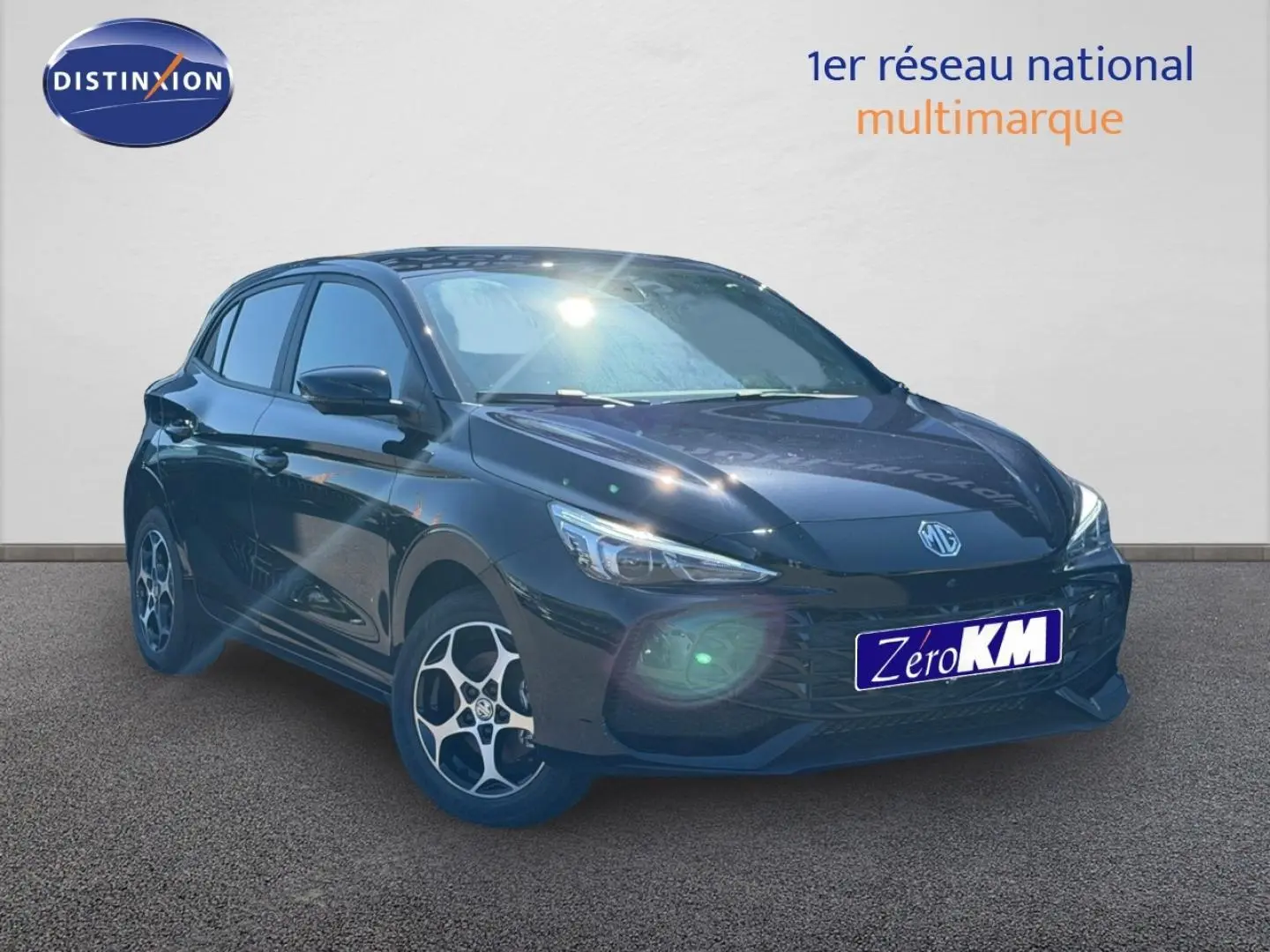 MG3 1.5 Hybrid+ 195ch Luxury Pebble Black métallisé, vue 3/4 avant droit avec jantes alu et phares LED allumés.