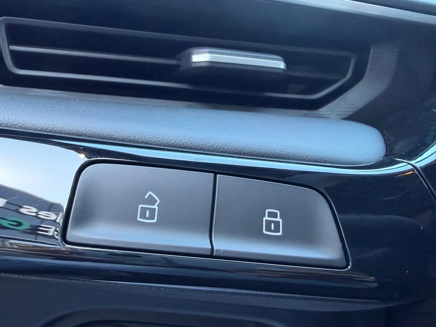 Gros plan sur les boutons de verrouillage centralisé dans l'habitacle noir brillant du MG3 Pebble Black 2026.