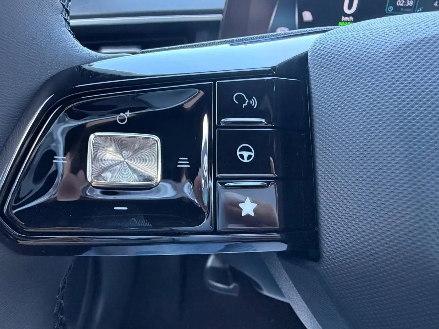 Gros plan sur les commandes multifonctions noires du volant côté gauche du MG3 Pebble Black métallisé 2026.