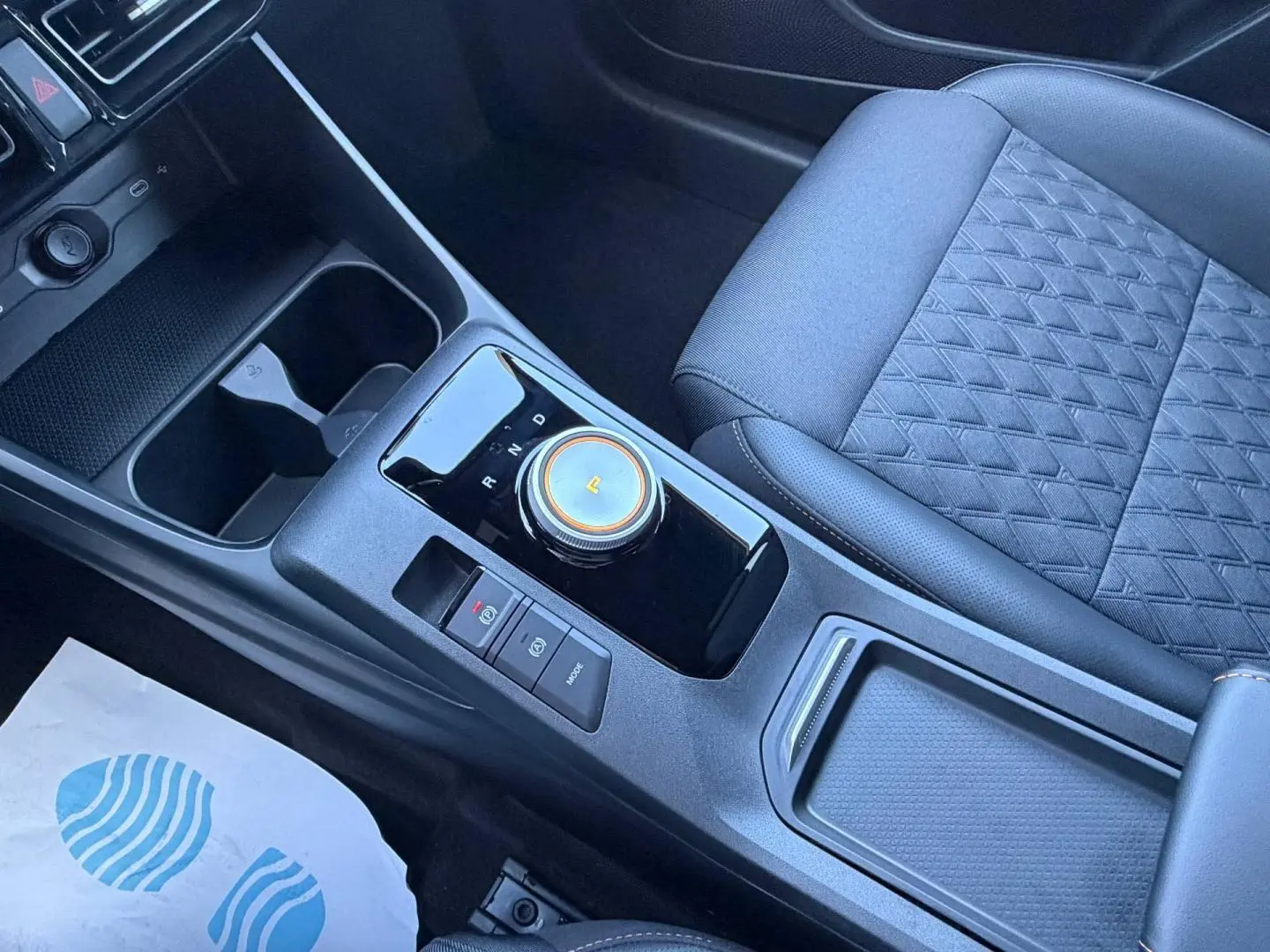Vue rapprochée de la console centrale et siège avant droit en tissu noir du MG3 1.5 Hybrid+ Pebble Black.