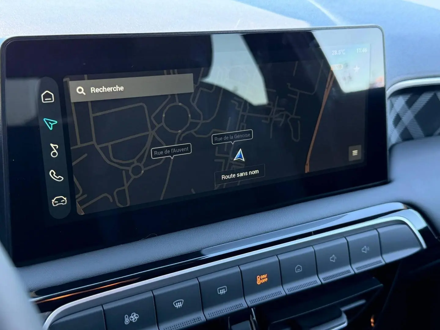 Écran tactile central affichant la navigation dans l’habitacle du MG3 Pebble Black, vue rapprochée côté droit.