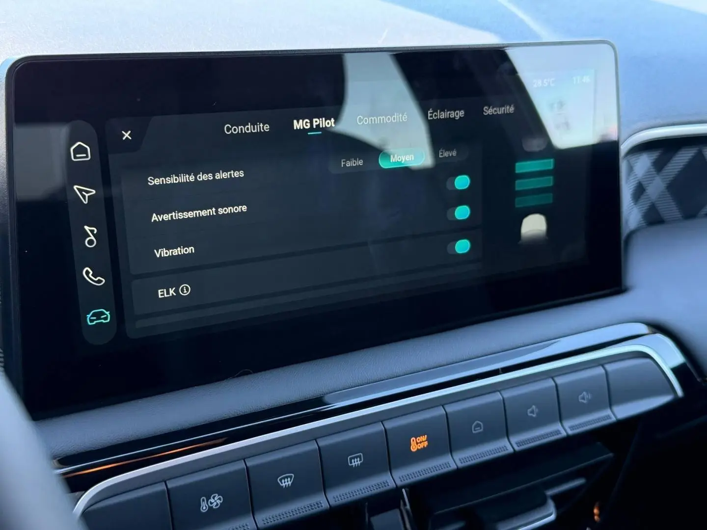 Gros plan sur l'écran tactile central du MG3 1.5 Hybrid+ 195ch Luxury affichant les réglages MG Pilot.