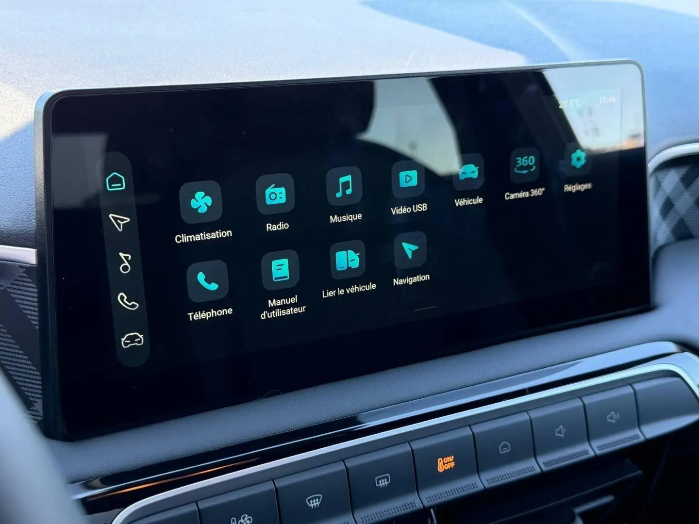 Écran tactile central en gros plan dans l’habitacle du MG3 1.5 Hybrid+ 195ch Luxury, finition Pebble Black.