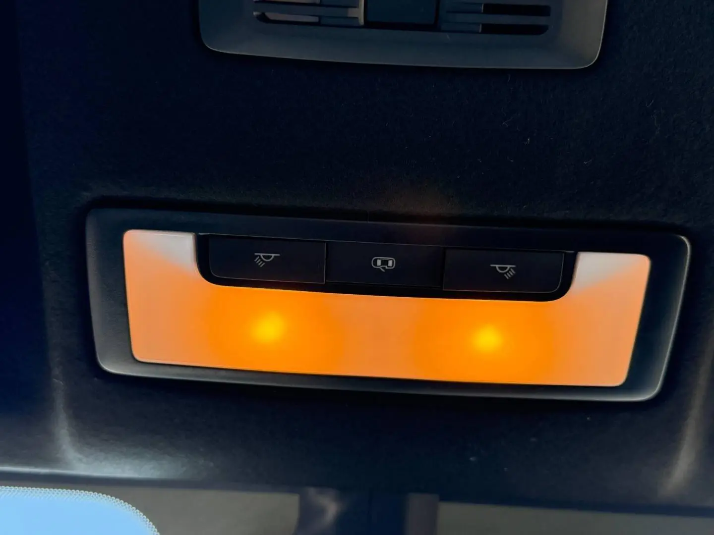 Plafonnier intérieur allumé avec commandes d’éclairage, vue en gros plan dans un MG3 Pebble Black 2026 hybride.