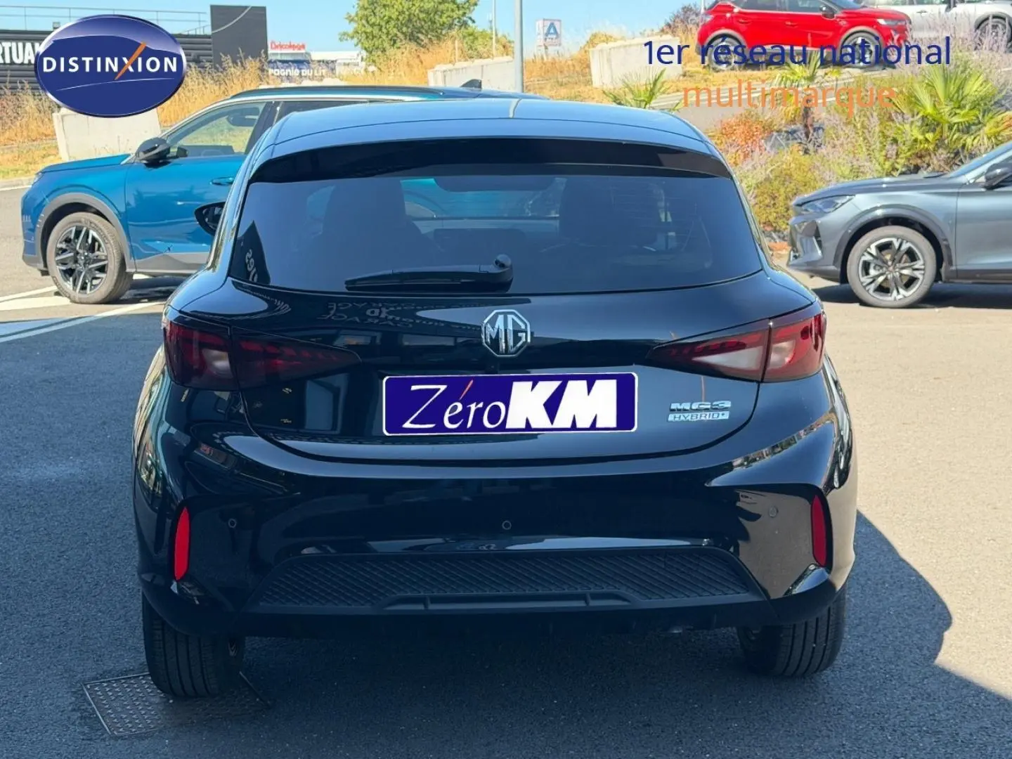 Vue arrière d'une MG3 1.5 Hybrid+ 195ch Luxury Pebble Black métallisé, avec feux arrière LED et logo MG visible.