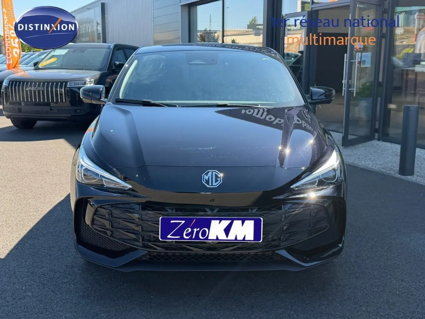 Vue avant d'une MG3 1.5 Hybrid+ 195ch Luxury en Pebble Black métallisé, avec phares LED allumés et calandre imposante.