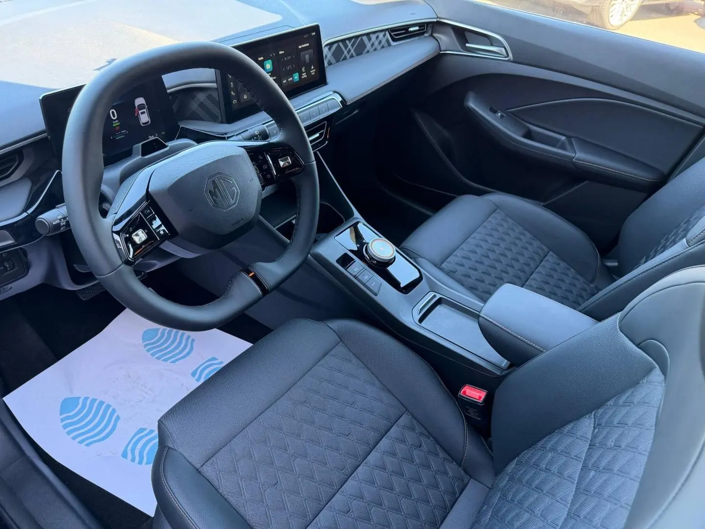 Intérieur noir du MG3 Hybrid+ 2026 vu côté conducteur, volant cuir multifonction et tableau de bord digital.