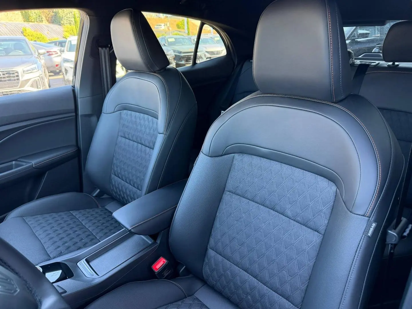 Vue intérieure rapprochée des sièges avant en similicuir noir avec surpiqûres contrastantes du MG3 1.5 Hybrid+ 195ch Luxury.