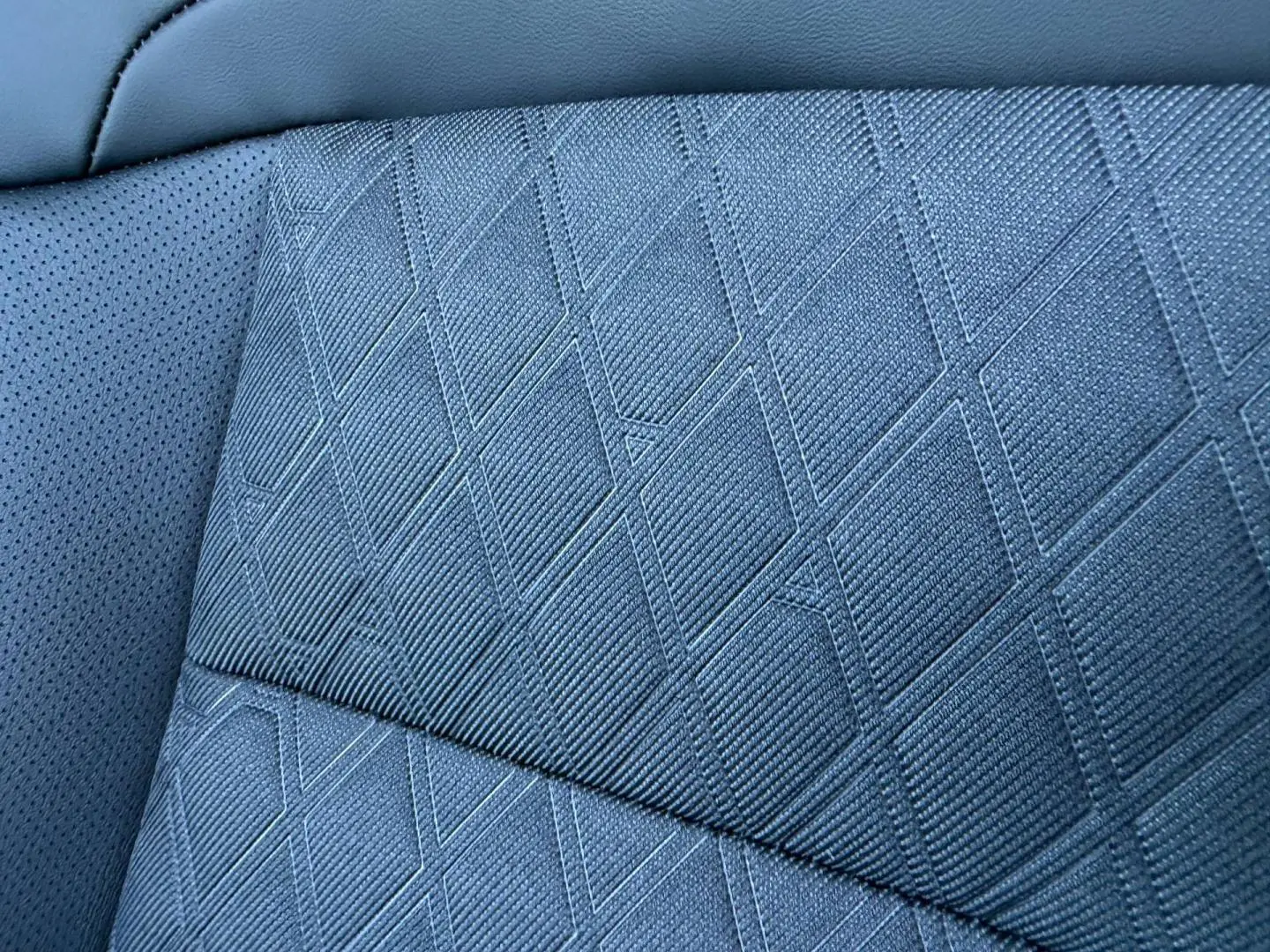 Gros plan sur le tissu noir à motif géométrique du siège avant du MG3 1.5 Hybrid+ 195ch Luxury.
