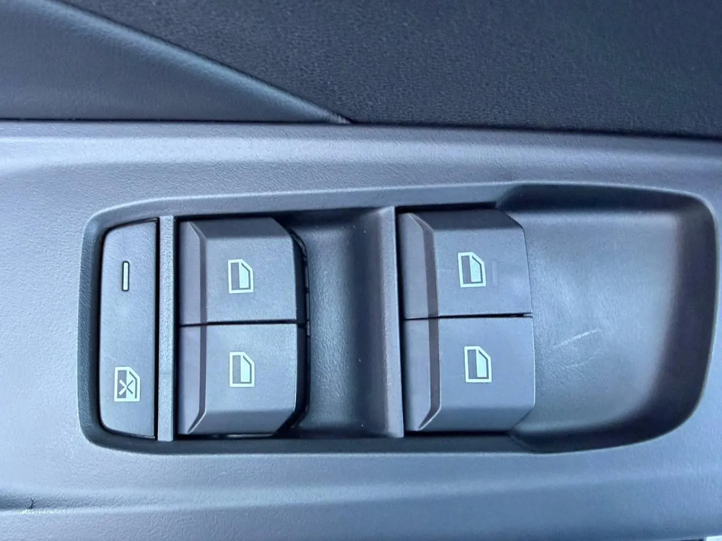 Gros plan sur les commandes des vitres électriques côté conducteur du MG3 1.5 Hybrid+ Pebble Black.