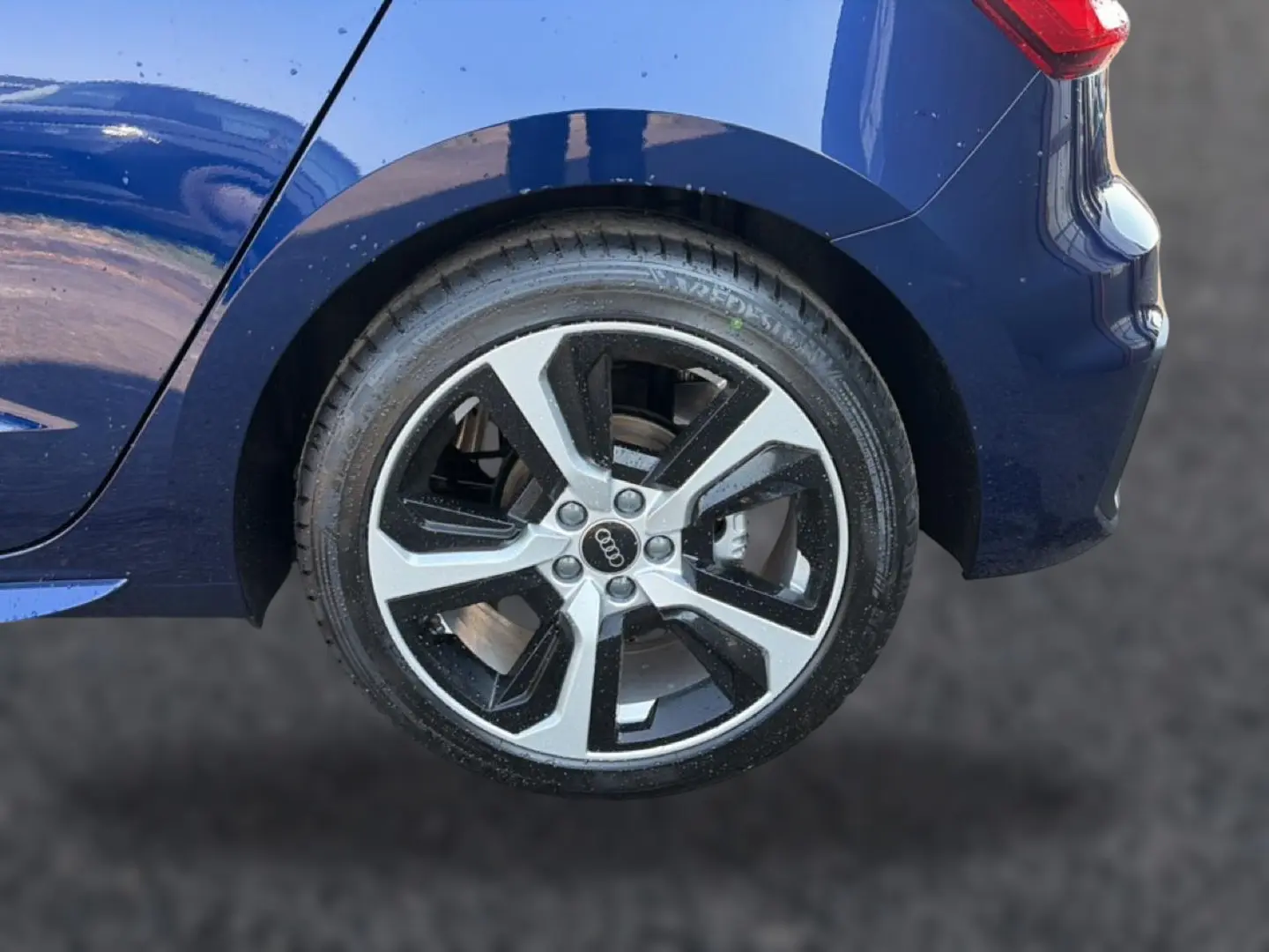 Gros plan sur la roue arrière droite et le passage de roue bleu foncé de l'Audi A1 Sportback 30 TFSI S line 2026.