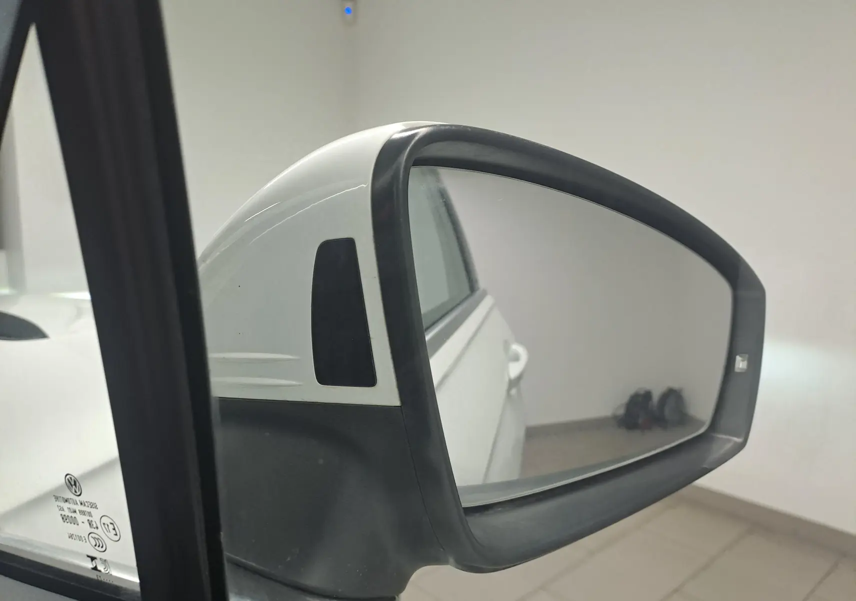 Rétroviseur côté gauche du Volkswagen Tiguan 1.4 eHybrid blanc pur 2023, finition R-Line, vue rapprochée intérieure.