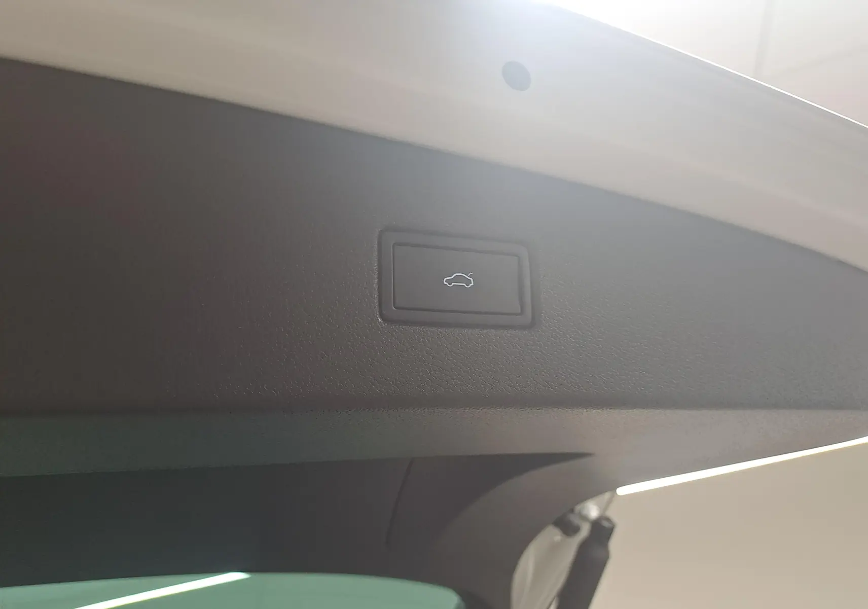 Bouton d'ouverture électrique du hayon sur le bord intérieur du coffre du Volkswagen Tiguan blanc pur 2023.