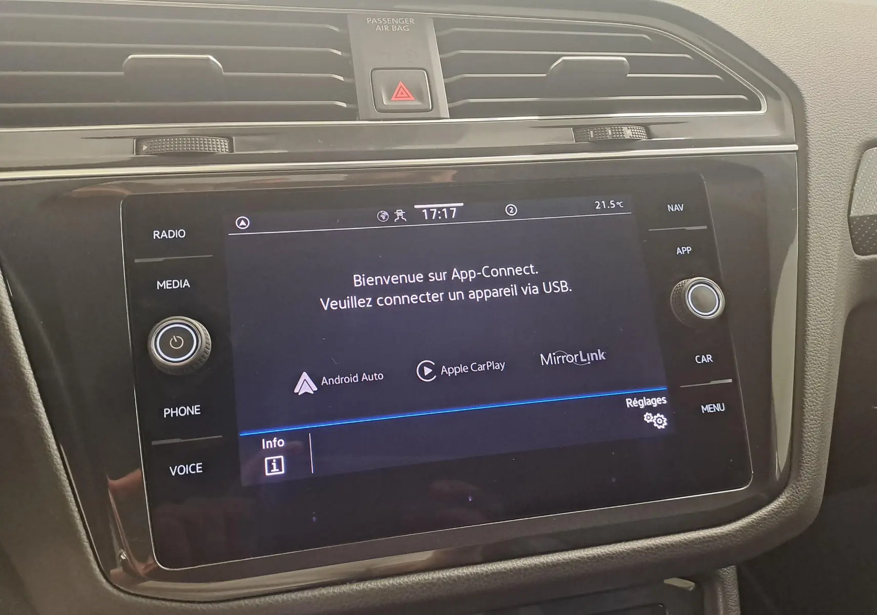 Vue rapprochée de l’écran tactile central du Volkswagen Tiguan 1.4 eHybrid blanc, affichant l’interface App-Connect.