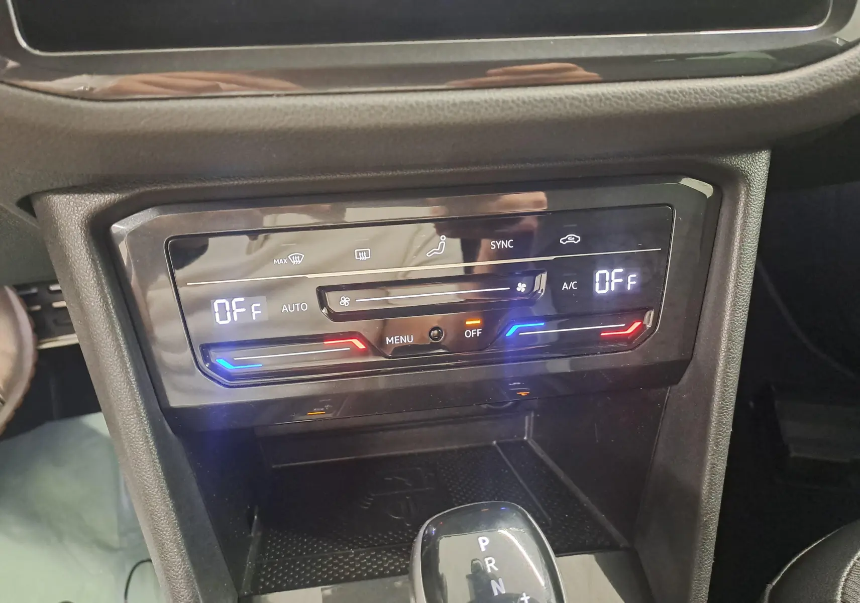 Panneau de commande de climatisation et levier de boîte automatique dans le Volkswagen Tiguan 1.4 eHybrid blanc, version R-Line 2023.