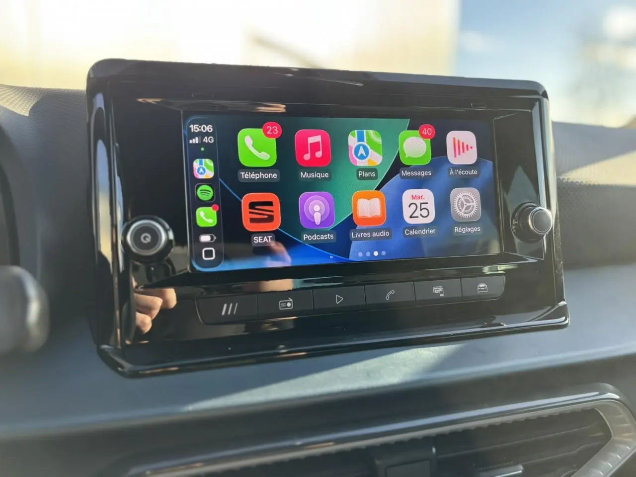 Écran tactile central du tableau de bord du SEAT Arona 2025 affichant Apple CarPlay avec icônes colorées.