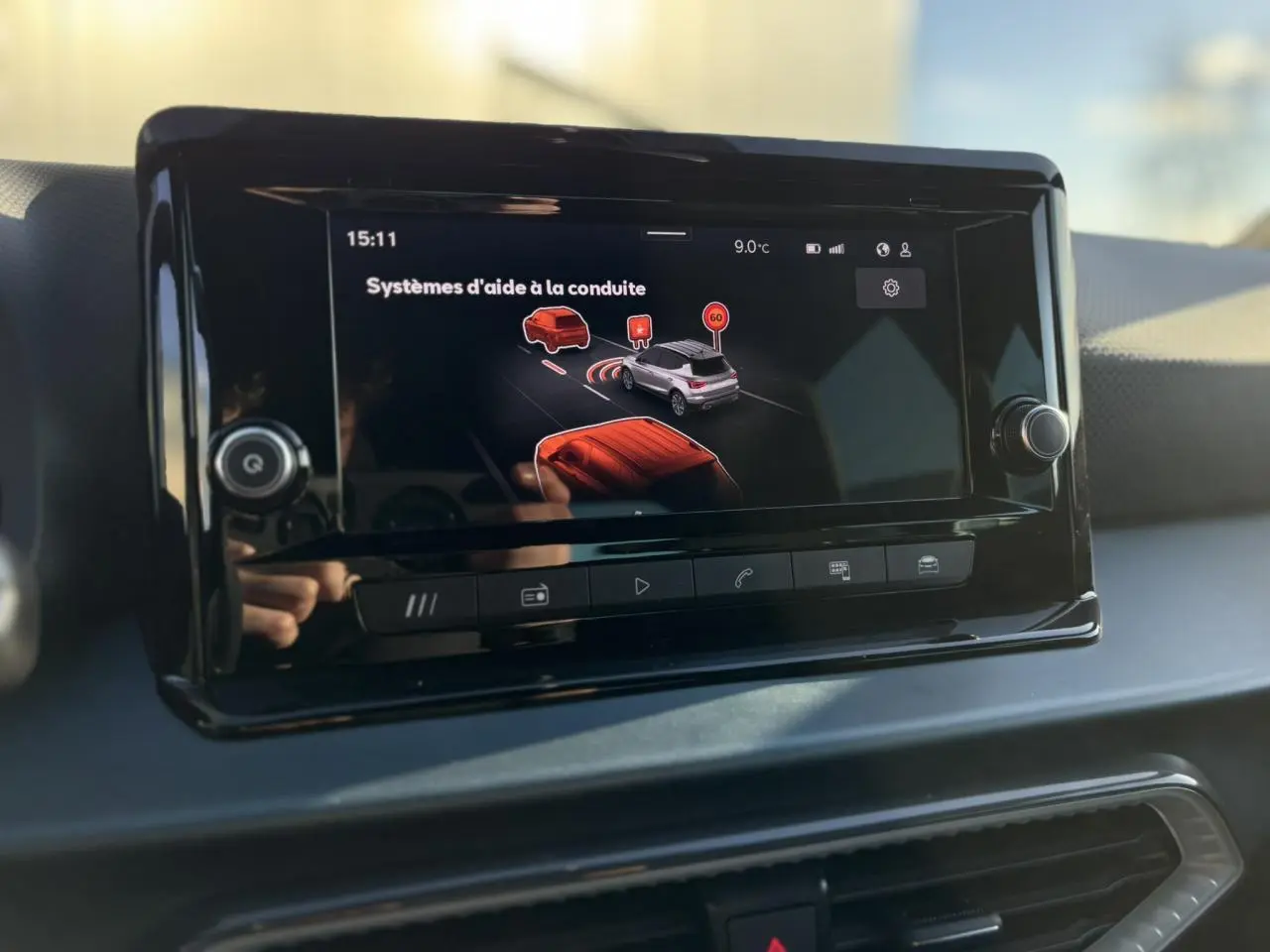 Écran tactile central du tableau de bord du SEAT Arona TSI 115 Xpérience affichant les aides à la conduite.