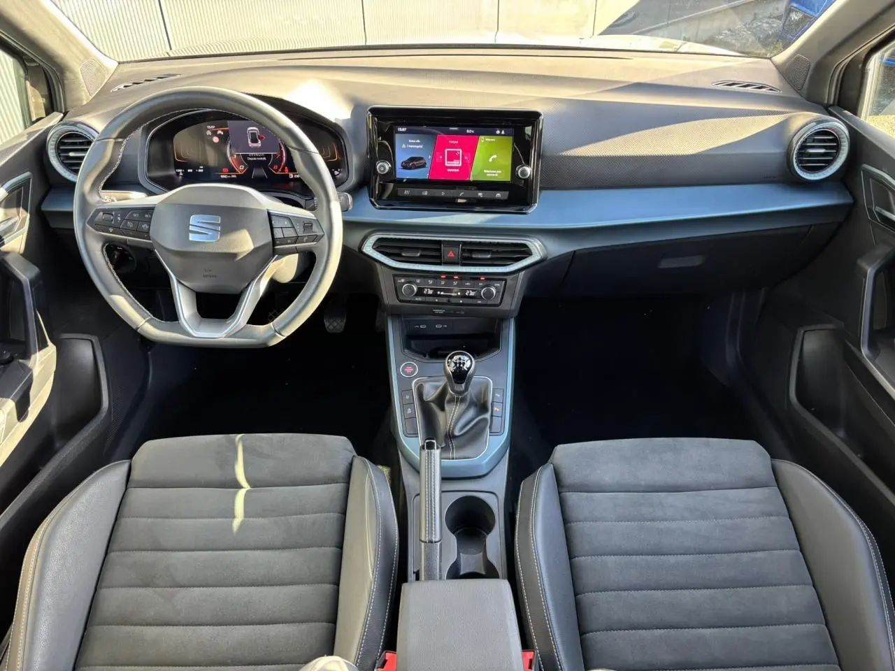 Intérieur du SEAT Arona TSI 115 Xpérience 2025, vue frontale du tableau de bord et volant cuir multifonction.