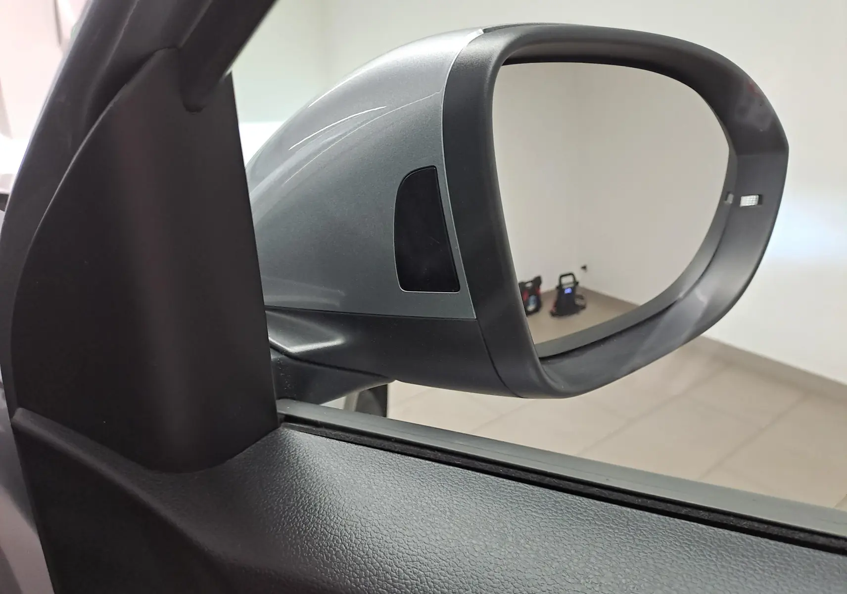 Rétroviseur extérieur côté gauche gris pyrite du Volkswagen T-Roc 1.5 TSI 150 DSG7 R-Line Edition, intérieur noir.