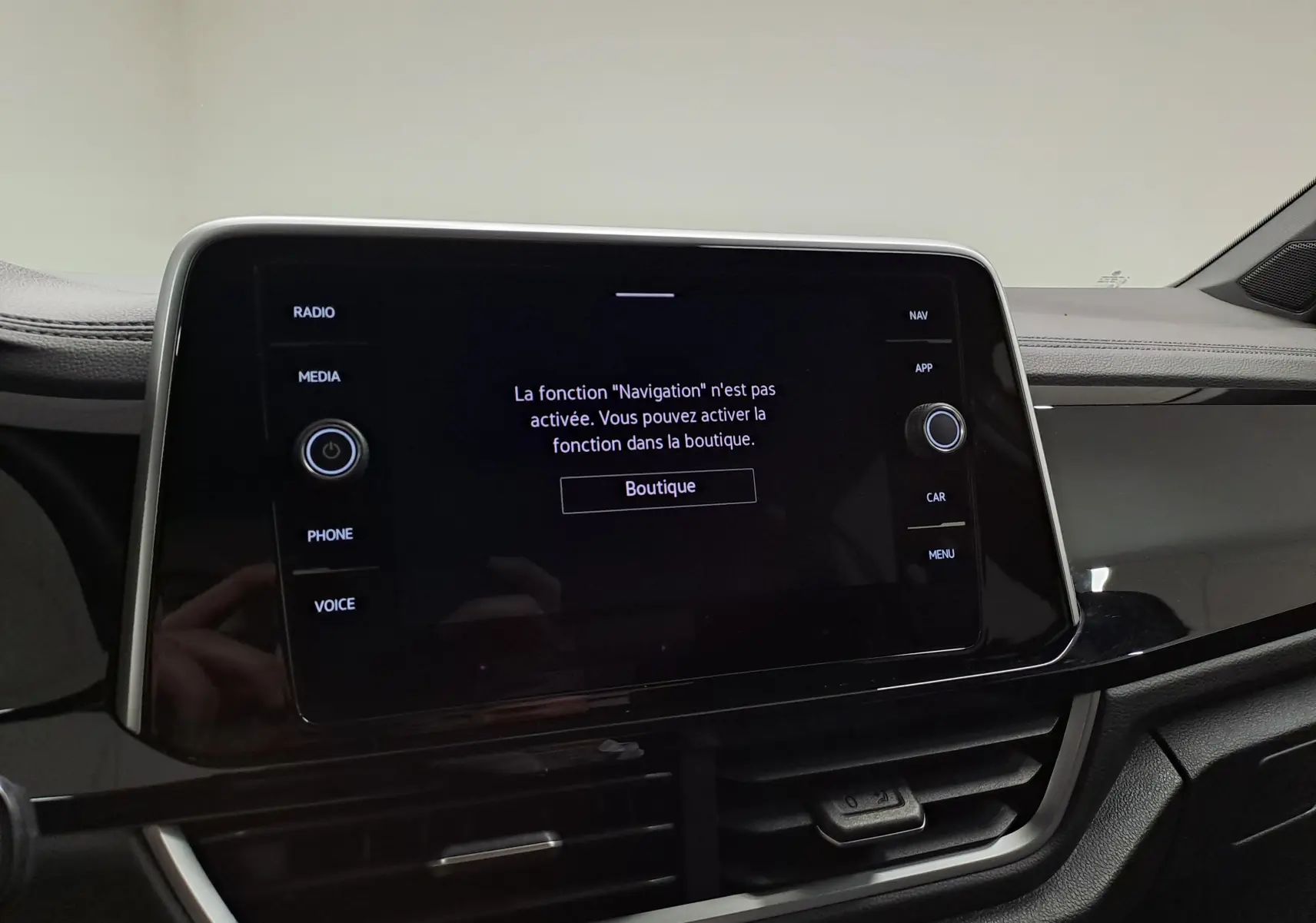 Écran tactile central du tableau de bord du Volkswagen T-Roc 2025, affichant un message de navigation inactive.