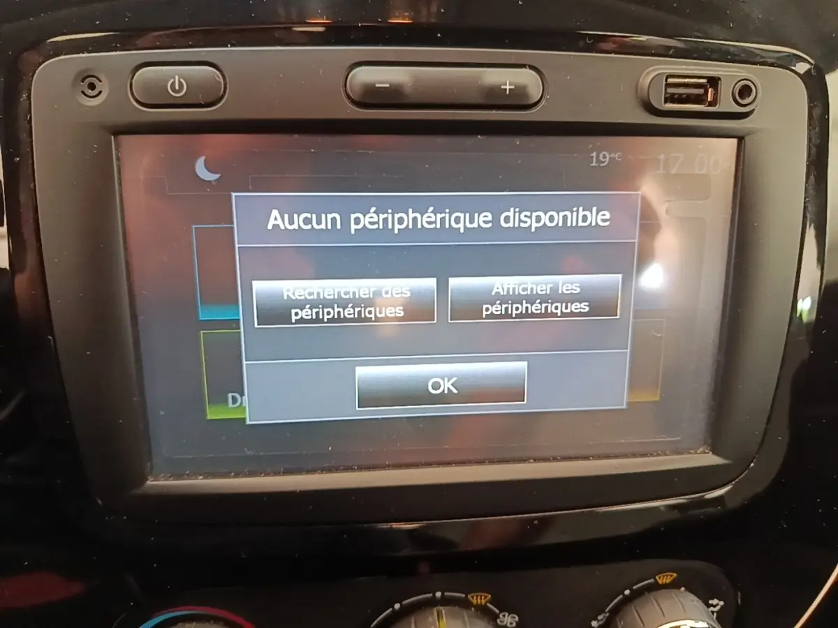 Écran tactile central du tableau de bord du Renault Captur gris clair 2018 affichant un message de connexion Bluetooth.
