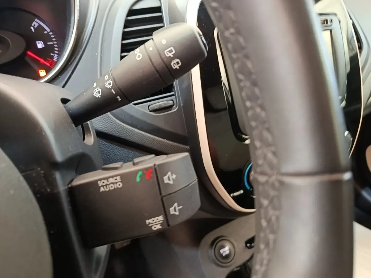 Gros plan intérieur sur la commande audio au volant et le commodo d’essuie-glaces du Renault Captur gris clair 2018.