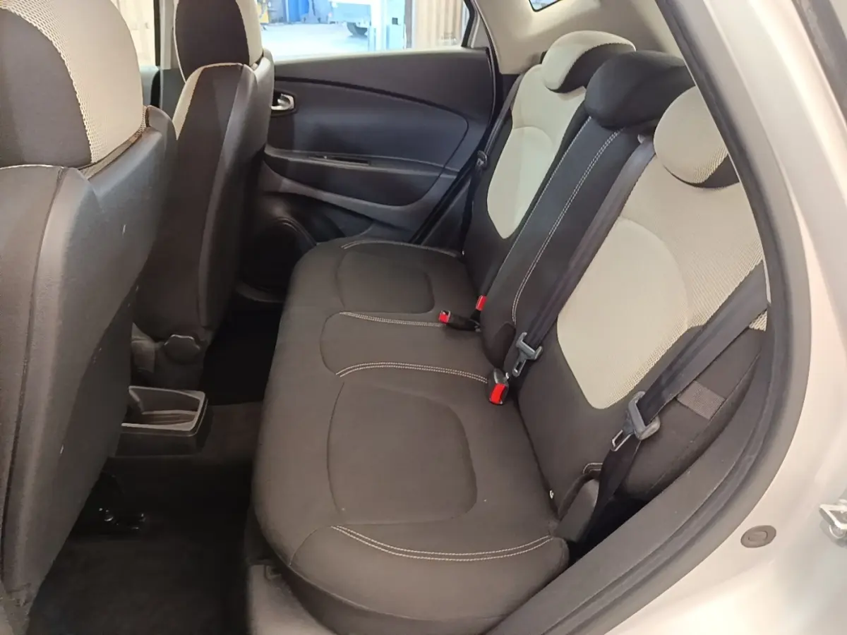 Vue intérieure côté droit montrant la banquette arrière bicolore noire et beige du Renault Captur gris clair 2018.