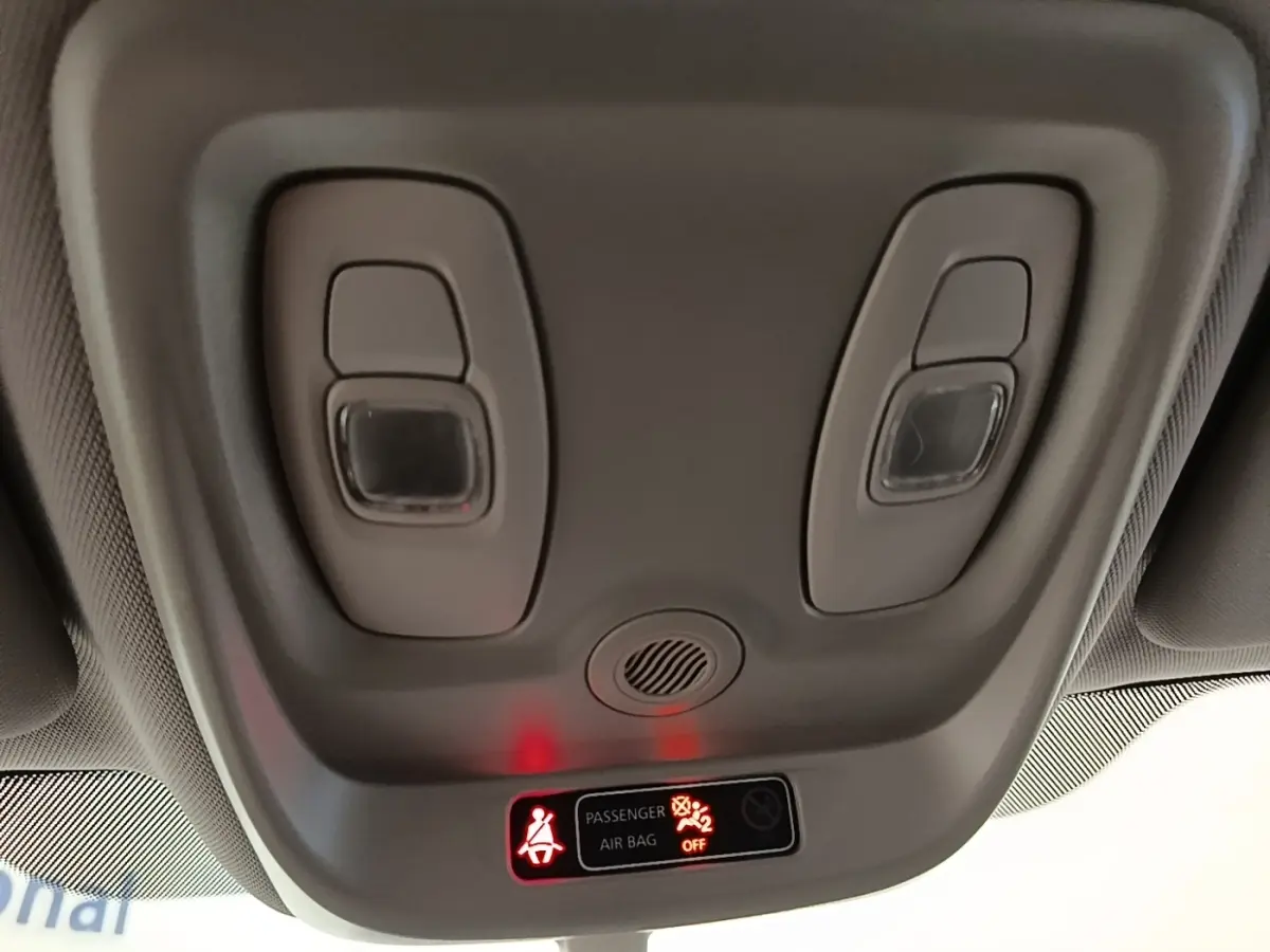 Vue intérieure du plafonnier gris clair du Renault Captur Zen 2018 avec voyants airbag passager et ceinture allumés.