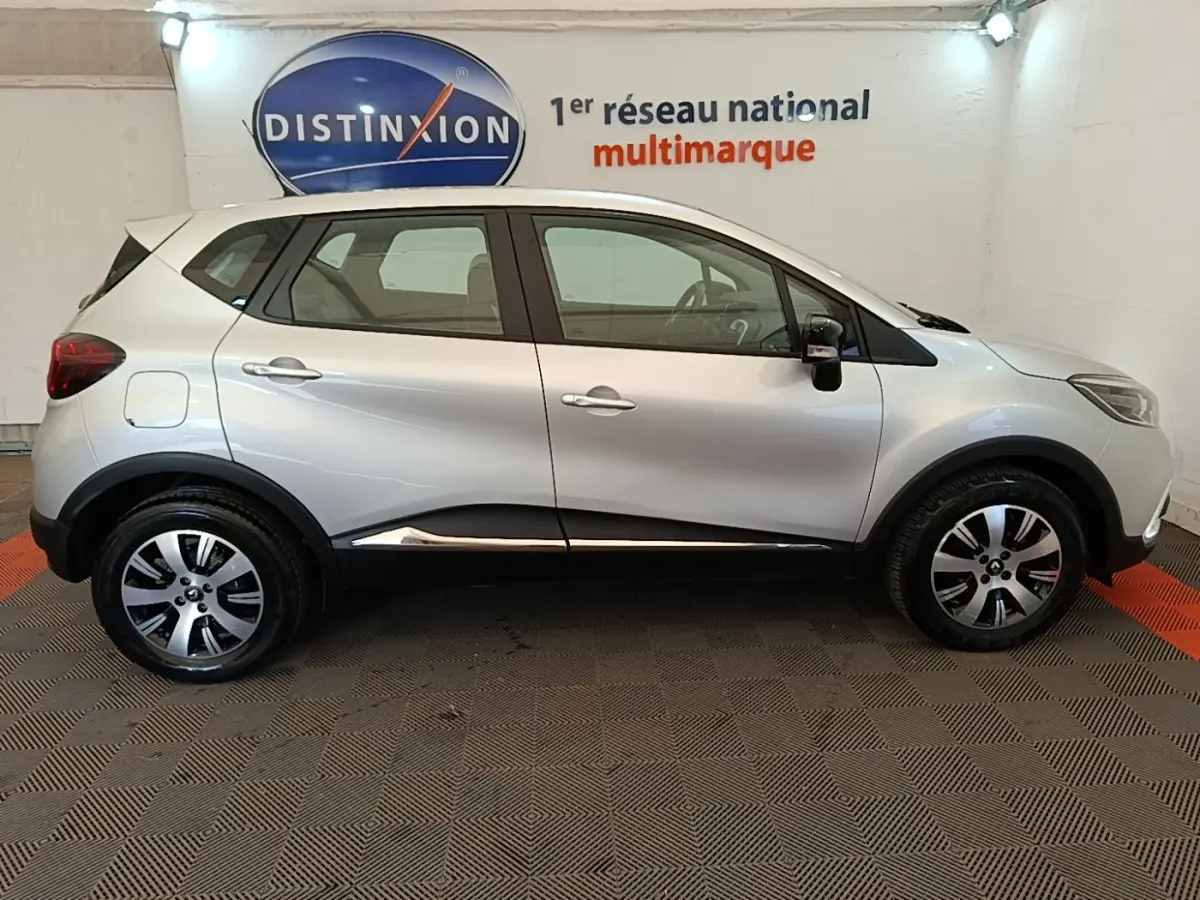 Profil droit d'un Renault Captur Zen TCe 90 gris clair 2018, avec jantes alliage et détails noirs sur les bas de caisse.