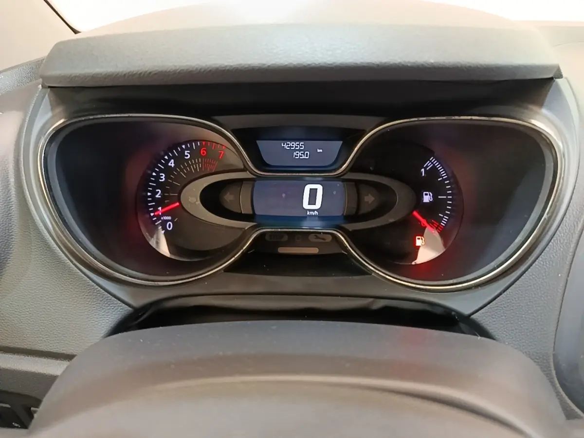 Vue rapprochée du tableau de bord numérique du Renault Captur gris clair 2018, affichant la vitesse à 0 km/h.