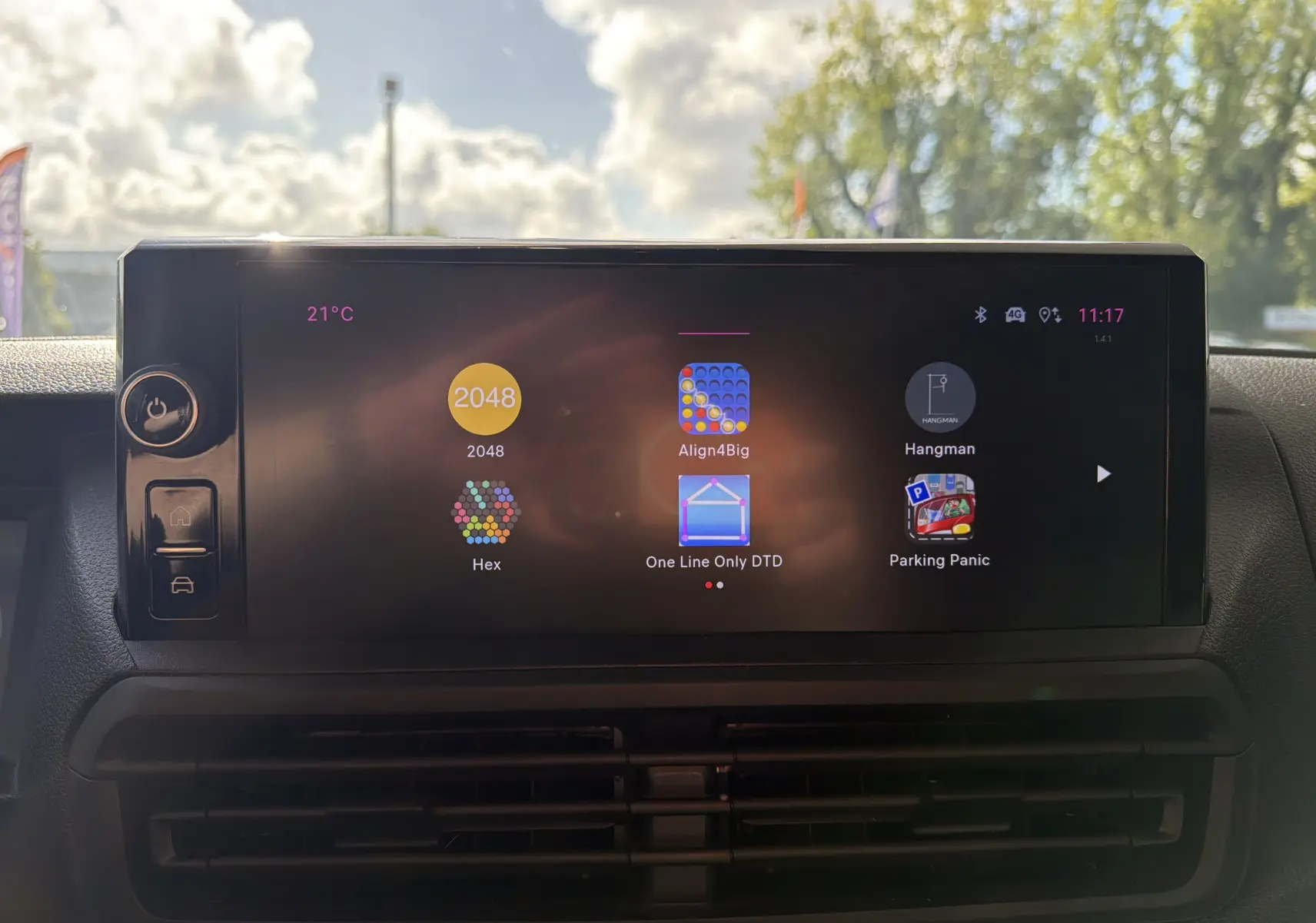 Écran tactile couleur HD de 10 pouces du tableau de bord du Fiat Scudo Fourgon XL 2025, affichant plusieurs applications.