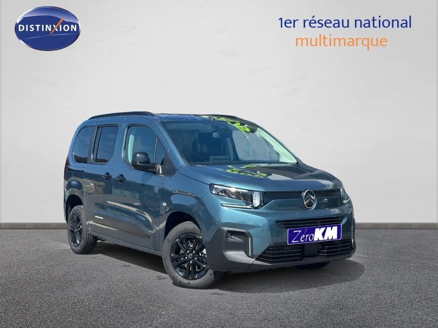 Vue 3/4 avant d'un Citroën Berlingo 2026 bleu Kiama avec jantes noires et barres de toit.