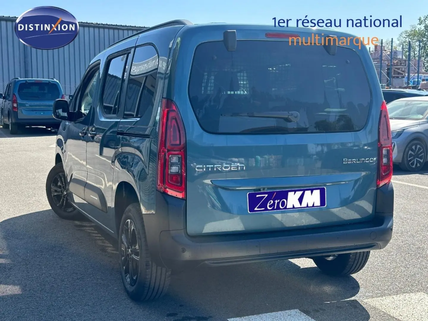 Vue 3/4 arrière droite du Citroën Berlingo 2026 en Kiama Blue avec vitres teintées et jantes alu noires.